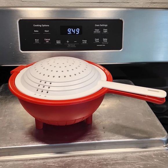Red and White Colander with Handle Tupperware - Picture 1 of 3